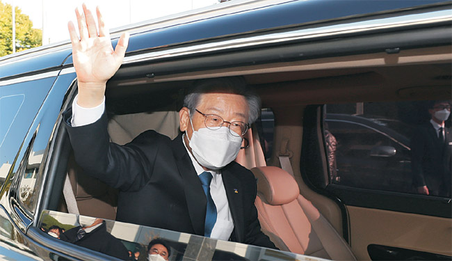 이재명 더불어민주당 대선 후보가 25일 경기 수원시 경기도청에서 직원들의 환송을 받으며 청사를 떠나고 있다. 뉴시스