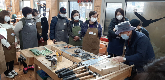 산불에 탄 나무를 공예품으로, 마을회관은 공방으로… 희망을 조각하다