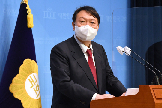 국민의힘 대선 주자인 윤석열 전 검찰총장이 28일 오전 국회 소통관에서 ‘정권교체와 대한민국 정상화를 위한 선언’을 발표하고 대국민 지지를 호소하고 있다.  국회사진기자단