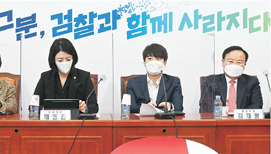 이준석(가운데) 대표 등 국민의힘 지도부가 28일 오전 국회에서 검찰의 대장동 특혜 의혹 부실 수사를 비판하는 ‘그분, 검찰과 함께 사라지다’라는 백드롭(배경막)을 배경으로 최고위원회의를 진행하고 있다.