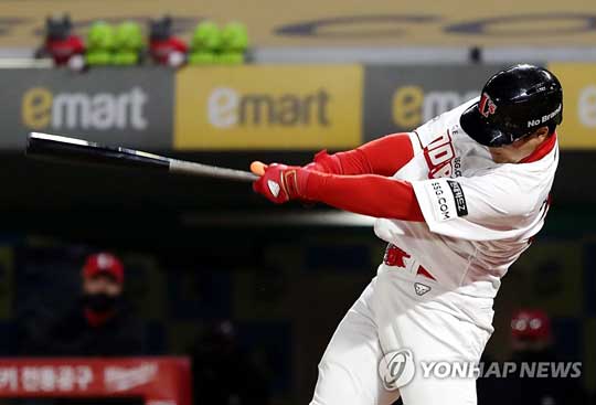 (인천=연합뉴스) 28일 인천 SSG 랜더스필드에서 열린 프로야구 두산 베어스와 SSG 랜더스의 경기. 6회말 SSG 공격 1사 1루 상황에서 SSG 한유섬이 우익수 뒤 홈런을 치고 있다. 점수는 SSG가 2점 앞선 4-2. 2021.10.28