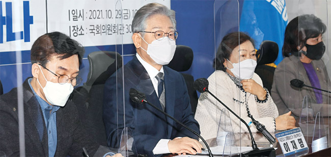 이재명(왼쪽 두 번째) 더불어민주당 대선 후보가 29일 오전 국회에서 열린 ‘단계적 일상회복 점검 간담회’에서 모두 발언을 하고 있다.  김낙중 기자