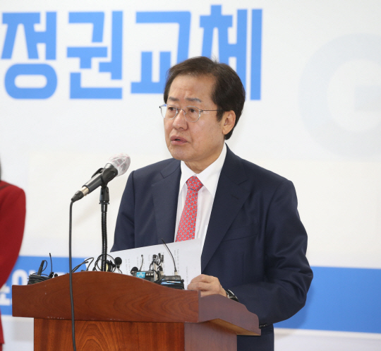 국민의힘 대선 주자인 홍준표 의원이 29일 오전 서울 여의도 캠프에서 대통령 4년 중임제·양원제 도입 등을 담은 정치 대개혁 7대 공약을 발표하고 있다. 국회사진기자단