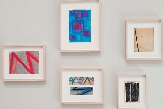 윤형근 초기작들로 다채로운 색을 쓴 것이 남색과 다색만 썼던 후기작들과 차이가 있다.