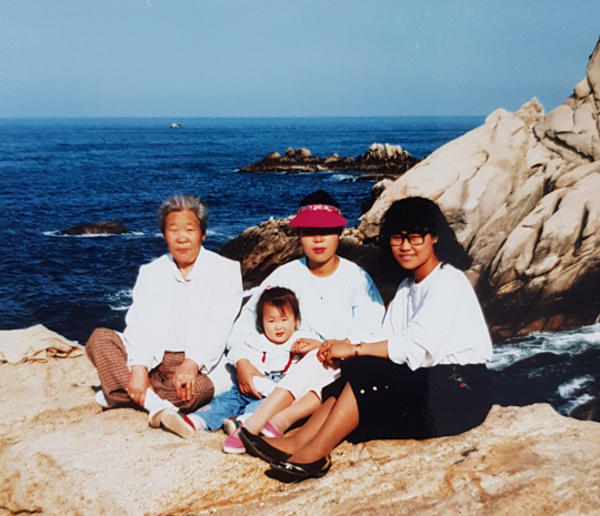 1990년 울산 방어진에서 찍은 사진. 맨 오른쪽이 강정은. 가운데가 필자.