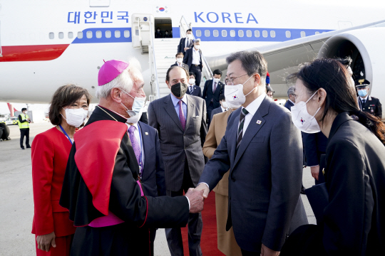 문재인 대통령이 주요 20개국(G20) 정상회의 참석과 교황청 방문 등을 위해 28일 이탈리아 로마 피우미치노 국제공항에 도착해 머피 교황청 특별 영접관과 악수하고 있다. 연합뉴스