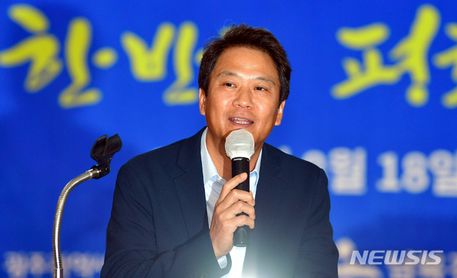 [광주=뉴시스] 18일 오후 광주 남구 남구청사 7층 회의실에서 열린 남구-남북경제문화협력재단 협약식에서 임종석 협력재단 이사장이 인사말을 하고 있다. 2020.08.18.