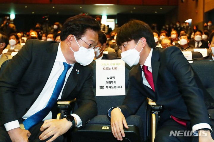 [서울=뉴시스] 국회사진기자단 = 송영길 더불어민주당 대표, 이준석 국민의힘 대표가 24일 서울 마포구 누리꿈스퀘어에서 열린 ‘새로운 물결’ 창당 발기인 대회에서 대화하고 있다. 2021.10.24.