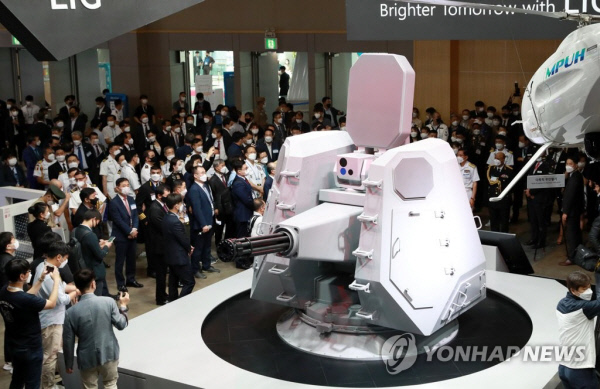 지난 6월 9일 부산 벡스코에서 열린 국제해양방위산업전에서 참가자들이 LIG넥스원이 전시한 근접방어 무기체계(CIWS)-Ⅱ를 관람하는 모습. 연합뉴스