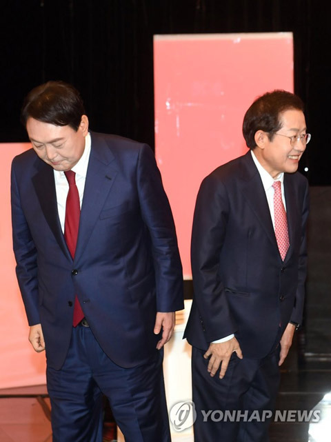 (대전=연합뉴스) 김준범 기자 = 국민의힘 대선 경선 후보인 윤석열 전 검찰총장과 홍준표 의원이 25일 오후 대전시 서구 만년동 KBS대전방송총국에서 열린 국민의힘 대전·세종·충남·충북지역 대선 경선 후보 합동토론회에 참석하고 있다. 2021.10.25 [공동취재]