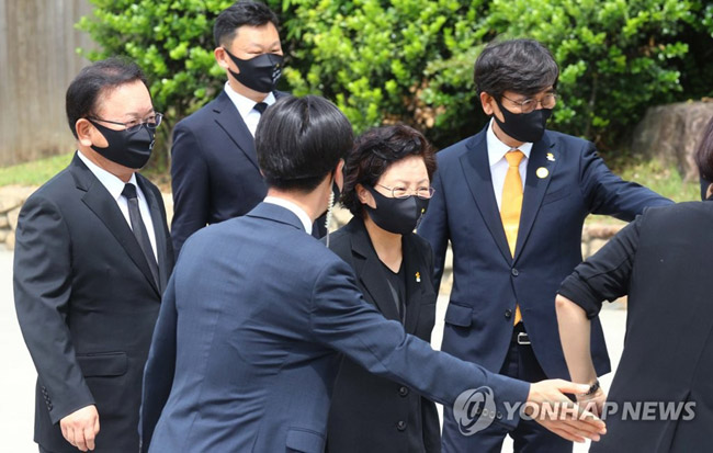 (김해=연합뉴스) 김동민 기자 = 권양숙 여사(왼쪽 세 번째)가 23일 오후 경남 김해시 진영읍 봉하마을에서 엄수한 ‘노무현 전 대통령 서거 12주기 추도식’에 참석하고 있다. 왼쪽부터 김부겸 국무총리, 사위 곽상언 변호사, 권양숙 여사, 유시민 노무현재단 이사장. 2021.5.23