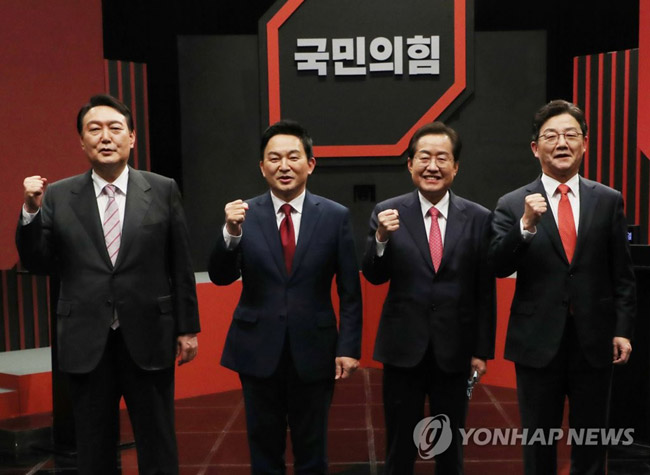 (서울=연합뉴스) 29일 오후 서울 마포구 상암 DDMC 채널A 상암스튜디오에서 국민의힘 제20대 대선 경선 후보자 제9차 토론회가 열렸다. 이날 토론회에 앞서 윤석열(왼쪽부터), 원희룡, 홍준표, 유승민 후보가 기념촬영을 하고 있다. 2021.10.29 [국회사진기자단]