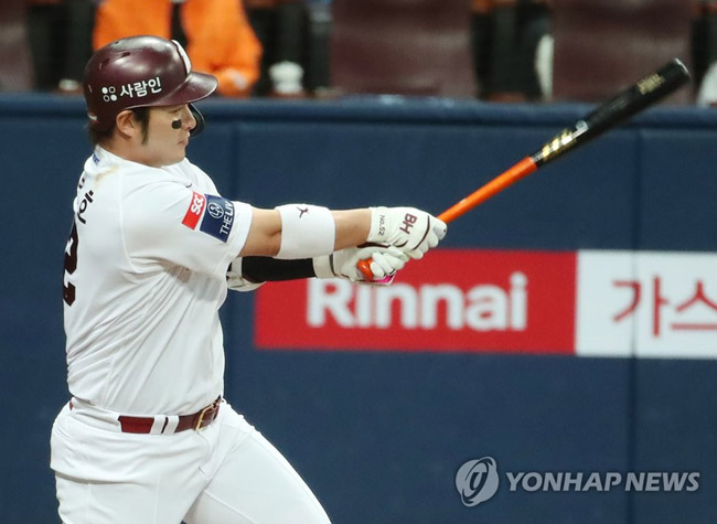 (서울=연합뉴스) 김도훈 기자 = 29일 서울 구로구 고척스카이돔에서 열린 2021 KBO리그 프로야구 kt 위즈와 키움 히어로즈의 경기. 1회말 2사 만루 키움 박병호가 역전 2타점 적시 2루타를 쳐내고 있다. 2021.10.29