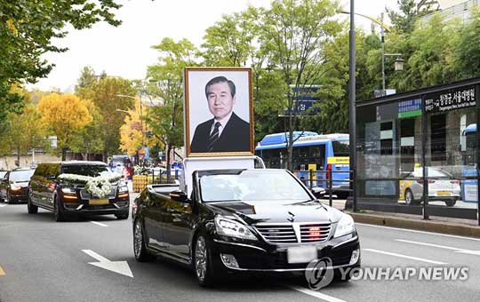 (서울=연합뉴스) 30일 오전 서울 종로구 서울대병원 장례식장에서 고(故) 노태우 전 대통령의 운구차량이 노제를 위해 연희동 사저로 향하고 있다. 2021.10.30 [공동취재]