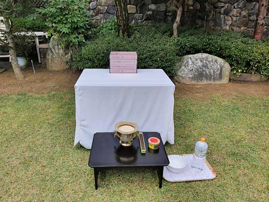(서울=연합뉴스) 30일 고(故) 노태우 전 대통령의 서울 서대문구 연희동 자택 마당에 노제 재단이 차려져 있다. 20211.10.30.