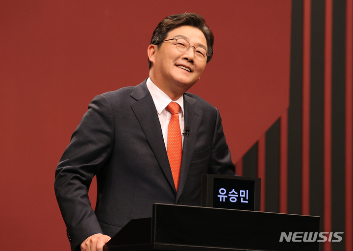 [서울=뉴시스] 국회사진기자단 = 유승민 국민의힘 대선 경선 후보들이 29일 서울 마포구 상암 DDMC 채널A 스튜디오에서 열린 대선 경선 일대일 맞수토론 준비를 하고 있다. 2021.10.29.