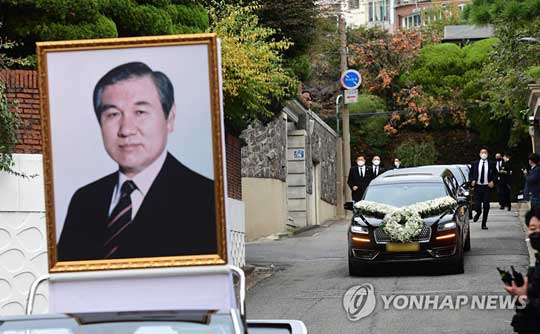 (서울=연합뉴스) 고(故) 노태우 전 대통령의 운구 차량이 30일 오전 서울 서대문구 연희동 사저에 도착하고 있다. 2021.10.30 [공동취재] h