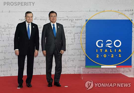 (로마=연합뉴스) 문재인 대통령이 30일(현지시간) 이탈리아 로마 누볼라 컨벤션 센터에서 열린 주요 20개국(G20) 정상회의 공식 환영식에 입장하며 의장국인 이탈리아 마리오 드라기 총리와 기념촬영을 하고 있다. 2021.10.30