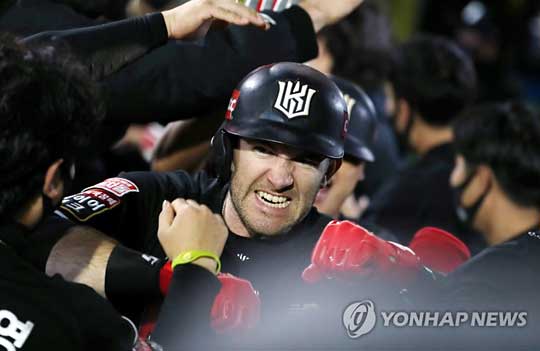 (인천=연합뉴스)  30일 인천 SSG 랜더스필드에서 열린 프로야구 SSG 랜더스와 kt 위즈의 경기. 5회초 kt 공격 1사 1·3루 상황에서 kt 호잉이 우중간 뒤 홈런을 친 뒤 더그아웃으로 들어와 동료들과 기쁨을 나누고 있다. 2021.10.30