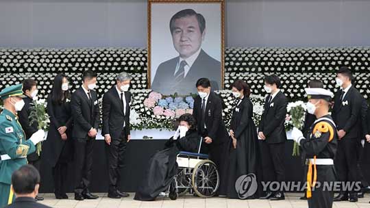 (서울=연합뉴스) 30일 서울 송파구 올림픽공원에서 열린 고(故) 노태우 전 대통령 국가장 영결식에서 부인 김옥숙 여사, 장녀 노소영 아트센터 나비 관장, 장남 노재헌 변호사 등 유족들이 헌화를 마친 뒤 좌석으로 향하고 있다. 2021.10.30 [사진공동취재단]