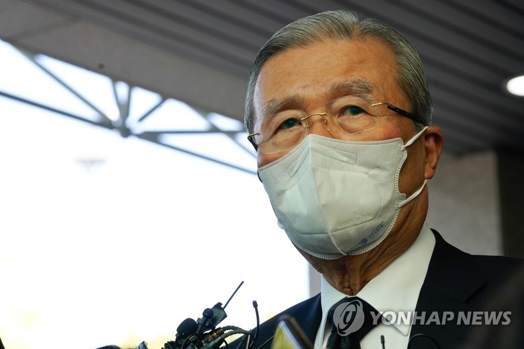 (서울=연합뉴스) 김종인 전 국민의힘 비상대책위원장이 27일 서울대병원 장례식장에 마련된 노태우 전 대통령 빈소를 찾아 조문한 뒤 기자들의 질문에 답하고 있다. 2021.10.27 [사진공동취재단]