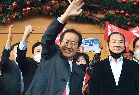 국민의힘 대선 주자인 홍준표(가운데) 의원이 1일 대구 중구 서문시장을 찾아 지지자들을 향해 손을 흔들며 인사하고 있다.  뉴시스