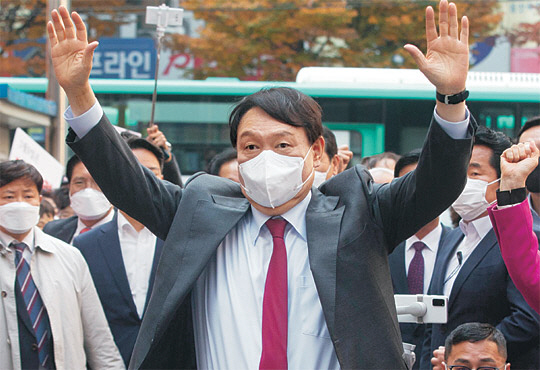 국민의힘 대선 주자인 윤석열(가운데) 전 검찰총장이 1일 경기 수원시 국민의힘 경기도당에서 열린 대선캠프 간담회에서 두 손을 들어 인사하고 있다.  국회사진기자단