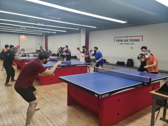 지난 10월 28일 경기 의왕시 내손동 윤재영탁구클럽에서 동호인들이 기량을 다듬고 있다.