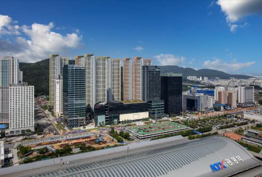 교통망 개선은 사업 추진 단계에 따라 주변 부동산 상승 효과를 가져오는 최대 호재다. 건설시행사들은 11~12월에도 GTX와 KTX 등 전국 교통 호재 지역에서 주거시설을 잇달아 분양한다. KTX광명역세권 모습.  태영건설 제공