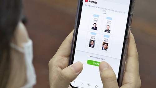 (서울=연합뉴스) 하사헌 기자 = 국민의힘 한 당원이 1일 국회 사무실에서 대선후보 선출을 위한 전당대회 투표 당원 모바일 투표를 하고 있다. 국민의힘 전당대회 투표는 4일까지 나흘간 진행된다. 당원 투표와 일반국민 여론조사가 절반씩 반영되며 그 결과는 오는 5일 공개된다. 당원 투표는 오는 1∼2일 모바일 투표와 3∼4일 ARS 전화 투표 순으로 진행되며, 여론조사는 3∼4일 이틀 동안 전화 면접 방식으로 별도 진행된다. 2021.11.1 [국회사진기자단]