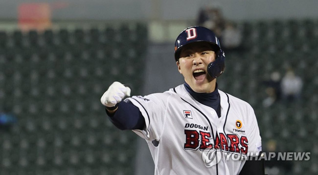 (서울=연합뉴스) 한종찬 기자 = 2일 오후 서울 송파구 잠실야구장에서 열린 프로야구 2021 신한은행 쏠(SOL) KBO 포스트시즌 와일드카드 결정전 최종 2차전 두산 베어스와 키움 히어로즈의 경기. 1회말 2사 2, 3루에서 두산 양석환이 2타점 적시타를 친 뒤 환호하고 있다. 2021.11.2