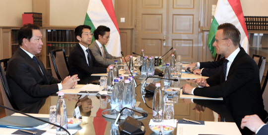 최태원(왼쪽) 대한상공회의소 회장이 3일(현지시간) 헝가리 부다페스트에서 피테르 시야르토(오른쪽) 헝가리 외교통상부 장관을 만나 양국 간 경제협력 증진 방안을 논의하고 있다.  대한상의 제공