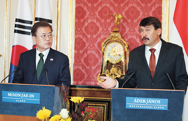 문재인 대통령과 아데르 야노시 헝가리 대통령이 3일 헝가리 부다페스트 대통령궁에서 한·헝가리 정상회담을 마친 뒤 공동언론발표를 하고 있다. 연합뉴스