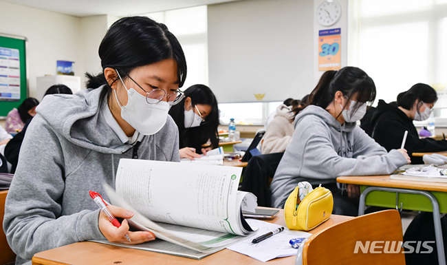[대구=뉴시스] 이무열 기자 = 2022학년도 대학수학능력시험을 30일 앞둔 지난달 19일 오전 대구시 중구 경북대학교 사범대 부속고등학교 3학년 교실에서 수험생들이 공부에 집중하고 있다. 2021.10.19.