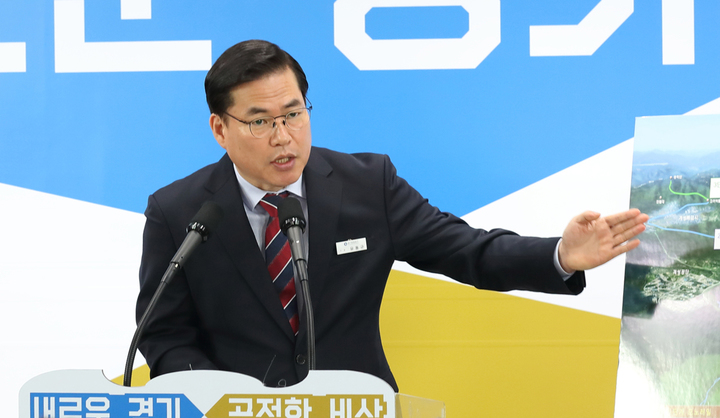 [서울=뉴시스] 지난 2019년 3월 6일 당시 유동규 경기관광공사 사장이 경기도청 구관 2층 브리핑룸에서 ‘임진각~판문점 간 평화 모노레일 설치 추진 계획’에 대해 브리핑을 하고 있다. (사진=경기도 제공) 2021.10.05.  *재판매 및 DB 금지