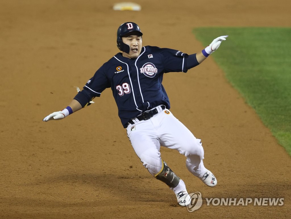 (서울=연합뉴스) 4일 서울 송파구 잠실야구장에서 열린 2021 프로야구 KBO 포스트시즌 준플레이오프 1차전 두산 베어스와 LG 트윈스의 경기. 8회초 1사 3루 상황 두산 김인태가 내야땅볼을 친 뒤 수비 실책으로 3루까지 진루하고 있다. 2021.11.4