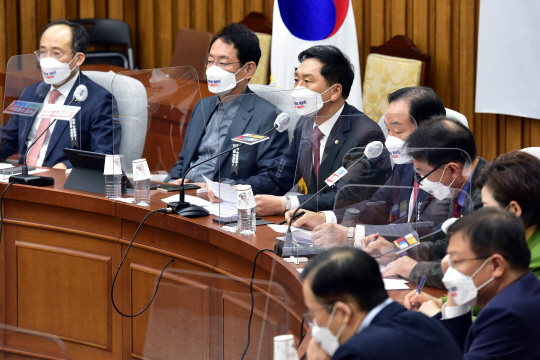 김기현(왼쪽 세 번째) 국민의힘 원내대표가 5일 오전 국회에서 열린 원내대책회의에서 발언하고 있다. 왼쪽부터 추경호 원내수석부대표, 김도읍 정책위의장, 김 원내대표, 한기호 사무총장. 국회사진기자단