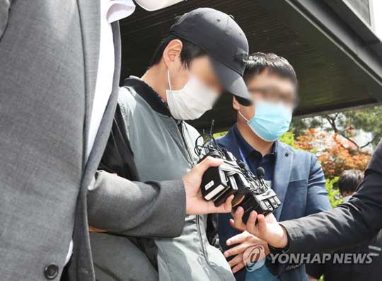 (수원=연합뉴스) 두 살짜리 입양아동을 학대해 의식불명 상태에 빠뜨려 아동학대 범죄의 처벌 등에 관한 특례법상 중상해 혐의로 구속영장이 청구된 양부 A씨가 11일 오후 구속 전 피의자 심문(영장실질심사)에 출석하기 위해 경기도 수원남부경찰서 유치장에서 나오고 있다. 2021.5.11