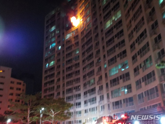 [대구=뉴시스]김정화 기자 = 1일 오전 대구 수성구의 한 아파트 15층에서 원인을 알 수 없는 불이 나 6000여만원(소방서 추산) 상당의 재산 피해가 발생했다. (사진 = 대구 수성소방서 제공)