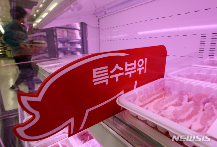 [서울=뉴시스] 지난달 소비자물가가 9년 9개월 만에 최고 상승률을 기록한 가운데 2일 오후 서울 한 대형마트에서 시민이 돼지고기를 둘러보고 있다. 2일 통계청 소비자물가 동향에 따르면, 10월 소비자물가지수는 108.97(2015년=100)로 지난해 같은 달보다 3.2% 상승했다. 2021.11.02.
