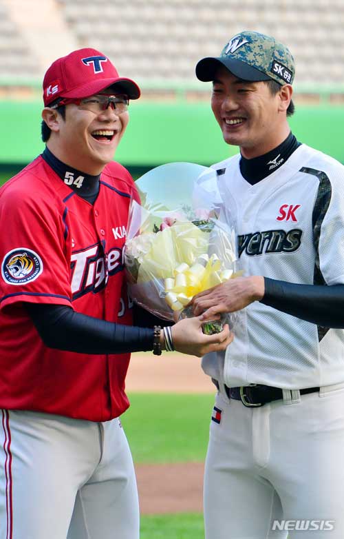 【인천=뉴시스】2015년 9월21일 당시 KIA 타이거즈 양현종(왼쪽)이 개인통산 1000탈삼진을 기록한 SK 와이번스(현 SSG 랜더스) 김광현에게 축하 꽃다발을 전달하고 있다.