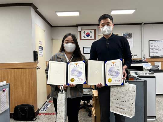 (서울=연합뉴스)  11월 5일 서울 광진경찰서에서 표창장을 받은 이상희(오른쪽)씨와 임상희씨.