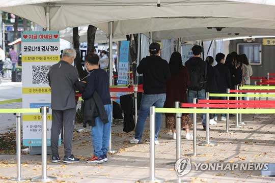 (서울=연합뉴스) 국내 신종 코로나바이러스 감염증(코로나19) 신규 확진자 수가 2천200여명을 기록한 6일 오후 서울광장 임시선별검사소에서 피검자들이 줄을 서 있다. 2021.11.6