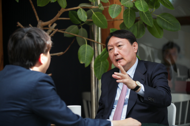 [서울=뉴시스] 윤석열 국민의힘 대선 후보와 이준석 대표가 6일 서울  마포구 한 음식점에서 오찬 회동하고 있다. (사진=윤석열 캠프 제공) 2021.11.06.