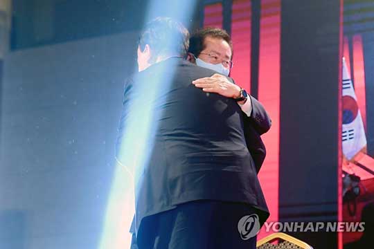 (서울=연합뉴스) 국민의힘 대선 후보로 선출된 윤석열 전 검찰총장이 5일 오후 서울 용산구 백범김구기념관에서 열린 제2차 전당대회에서 경선 결과가 발표 된 후 홍준표 경선 후보와 포옹하고 있다. 2021.11.5 [국회사진기자단] t