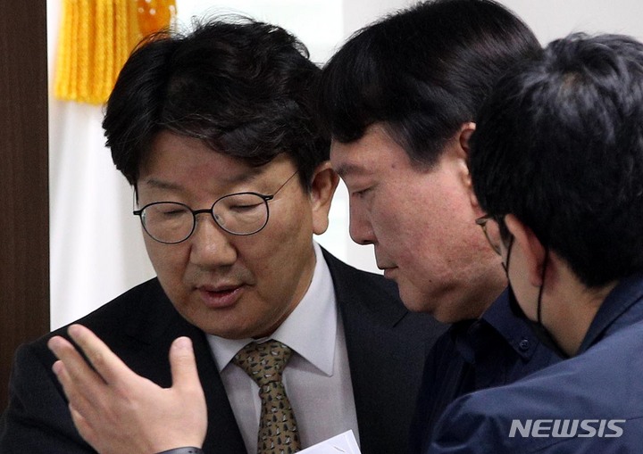 [서울=뉴시스] 국회사진기자단 = 국민의힘 대권주자인 윤석열 전 검찰총장이 21일 서울 여의도 국민의힘 중앙당사에서 청년정책 공약 발표에 앞서 권성동 종합지원본부장과 대화하고 있다. 윤 후보는 이날 “전두환 옹호 발언에 대한 비판을 겸허히 수용하고 유감을 표한다”고 밝혔다. 2021.10.21.