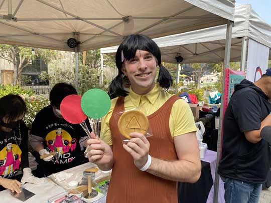 (로스앤젤레스=연합뉴스)  6일(현지시간) 미국 LA 카운티 컬버시티에서 열린 ‘오징어 게임’ 놀이 행사에서 한 참석자가 달고나를 들고 포즈를 취하고 있다. 2021.11.07