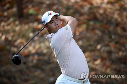 (서울=연합뉴스) 7일 경기 파주시 서원밸리CC에서 열린 KPGA 코리안투어 LG 시그니처 플레이어스 챔피언십 최종라운드 4번 홀에서 김주형이 드라이버 티샷하고 있다. 2021.11.7 [KPGA 제공. 재판매 및 DB 금지]