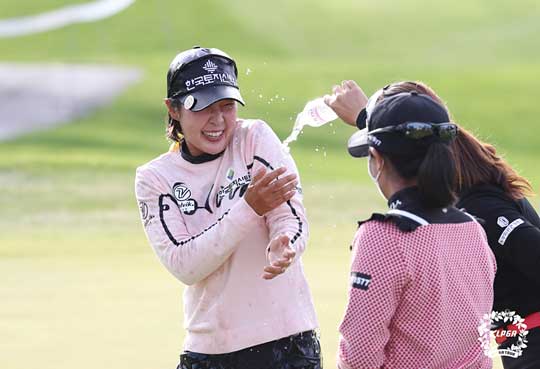 우승 축하 물세례를 받으며 기뻐하는 박지영. [KLPGA 제공. 재판매 및 DB 금지]