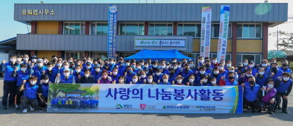 지난 6일 전남 영암군 금정면을 찾아 대봉감 수확 봉사활동을 펼친 현대삼호중공업, 현대중공업1%나눔재단 소속 임직원들. 현대중공업 제공